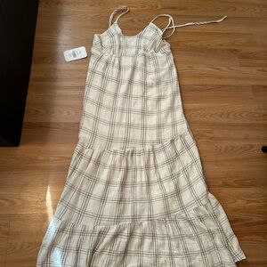 Maxi dress! beige-ish and light gray maxi dress from boutique Dress Up!